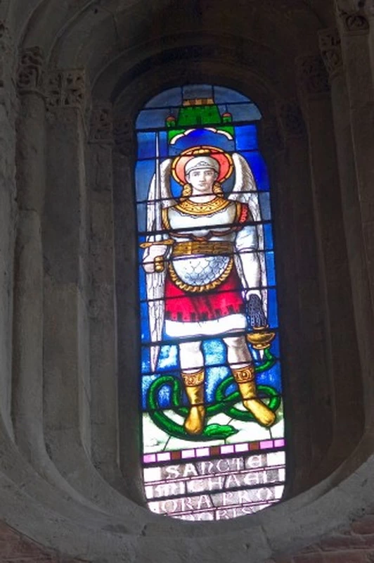 Vetrata con San Michele arcangelo